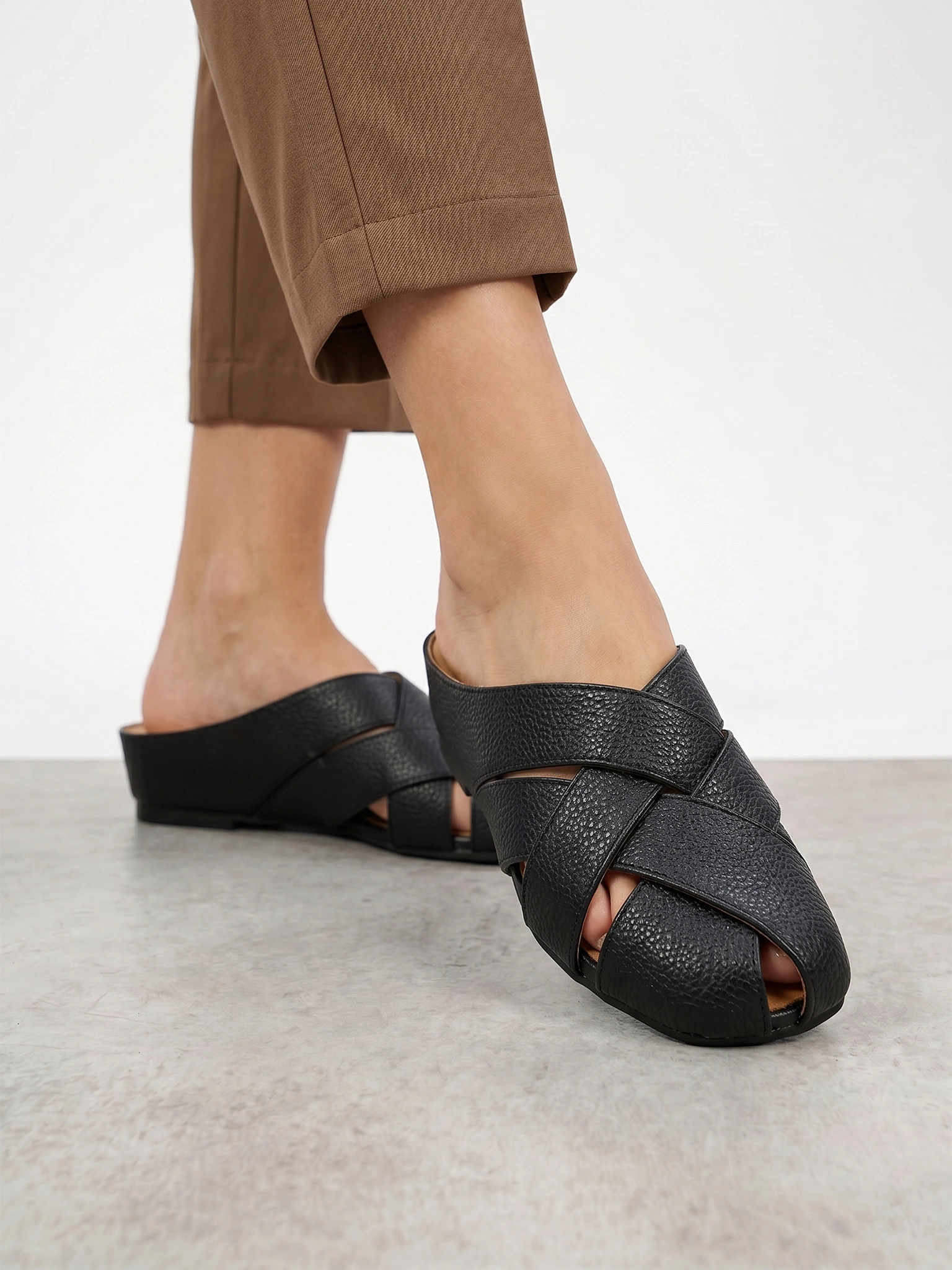 Сабо черного цвета на венском каблуке